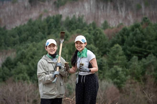 지난 12일 강원 인제 자작나무숲에서 열린 ‘신혼부부 나무심기’ 프로그램 참가자들. 유한킴벌리는 ‘우리강산 푸르게푸르게’ 캠페인의 일환으로 신혼부부 나무심기 프로그램을 41년째 운영하고 있다. [사진 유한킴벌리]