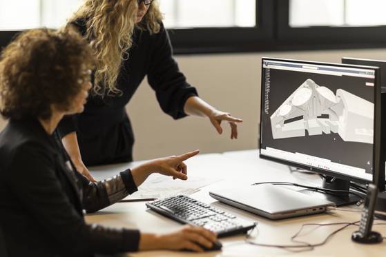 디자이너의 디자인은 CAD 시스템으로 더욱 정교하게 설계된다. 사진 불가리