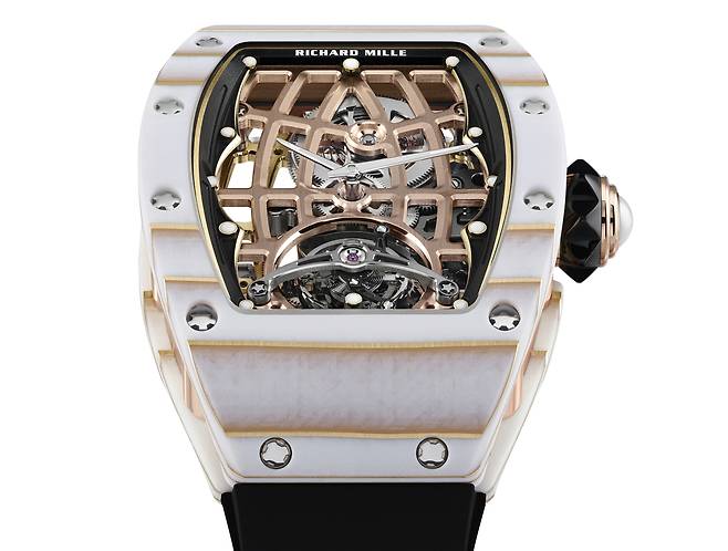 RM 74-02 오토매틱 투르비용 골드 쿼츠 TPT® 워치. 6시 방향에 중력의 영향을 최소화하는 투르비용 케이지가 회전한다. 사진 리차드 밀