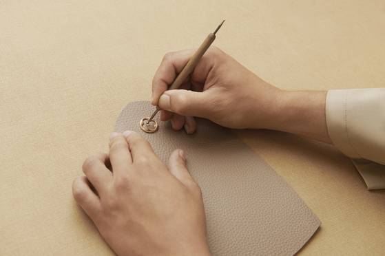 250개의 단계를 거쳐 완성되는 카퓌신 백. 가죽 공예 장인의 수준 높은 기술을 필요로 한다. [사진 루이 비통]