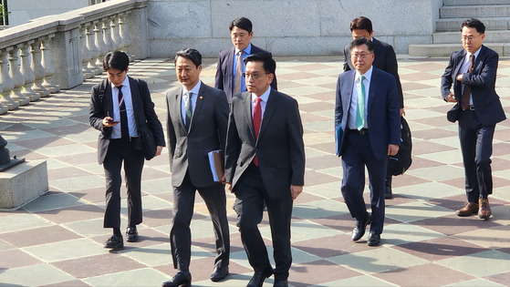 24일(현지시간) 미국 워싱턴 DC 재무부 청사에서 열린 ‘한ㆍ미 2+2 통상 협의’에 정부 합동 대표단 공동 수석대표로 참석한 최상목 경제부총리 겸 기획재정부 장관(앞줄 오른쪽)과 안덕근 산업통상자원부 장관(앞줄 왼쪽)이 협의를 마친 뒤 재무부 청사를 나오고 있다. 워싱턴=강태화 특파원
