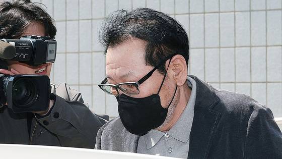 무속인 '건진법사' 전성배(64) 씨가 지난 7일 서울 양천구 남부지방법원에서 열린 불법 정치자금 수수 의혹 관련 재판을 마치고 법원 청사를 나와 차량에 탑승하는 모습. 연합뉴스