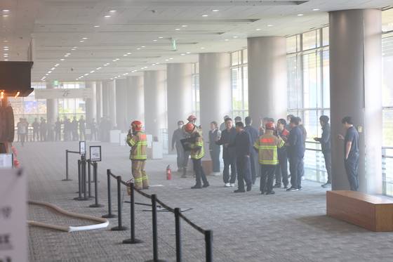 25일 서울 강남구 코엑스 내 입점한 식당에서 화재가 발생해 소방관들이 출동해 있다. 연합뉴스