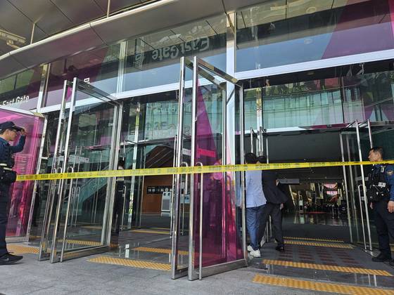 25일 코엑스에서 화재가 발생해 스타필드 동문 출입이 일시적으로 제한됐다. 이수민 기자