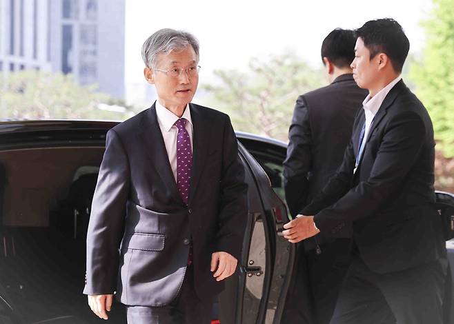 조희대 대법원장이 24일 오전 서울 서초구 대법원으로 출근하고 있다. /뉴시스