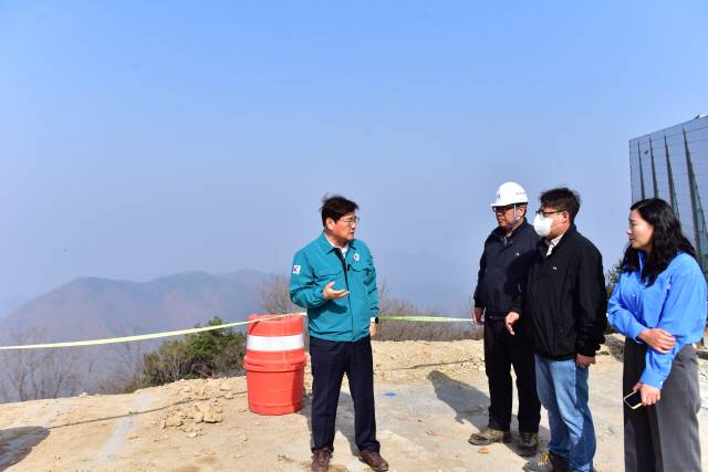 ▲ 최명서 군수가 최근 김선영 봉래산명소화팀장 등과 함께 봉래산 정상 전망시설 공사 현장을 점검했다.