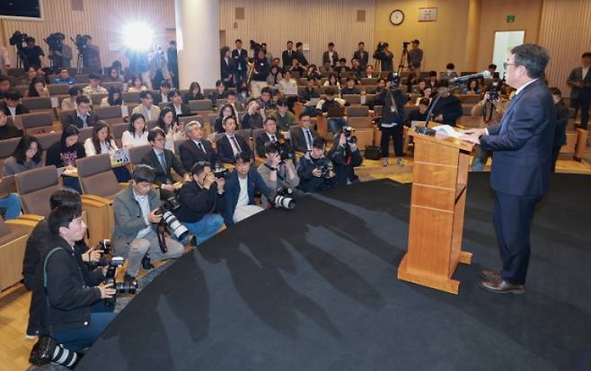 ▲ 유영상 SK텔레콤 대표이사가 25일 서울 중구 SKT타워에서 SK텔레콤 이용자 유심(USIM) 정보가 해커 공격으로 유출된 것과 관련해 사과하며 발언하고 있다. [연합뉴스]