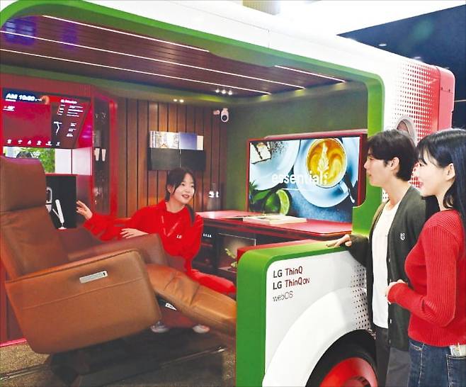 < 미래 모빌리티 > LG전자 부스에서 관람객들이 미래형 모빌리티 ‘슈필라움’을 살펴보고 있다.  /LG전자 제공