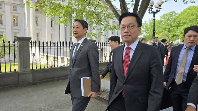 최상목 경제부총리(가운데)와 안덕근 산업통상자원부 장관(맨 왼쪽)이 24일(현지시간) 미국 워싱턴DC 재무부 건물에서 관세 협의를 마치고 나오고 있다. 최 부총리와 안 장관은 이날 스콧 베선트 미국 재무장관, 제이미슨 그리어 미국 무역대표부(USTR) 대표와 약 1시간 10분 가량 면담했다. /워싱턴=이상은 특파원
