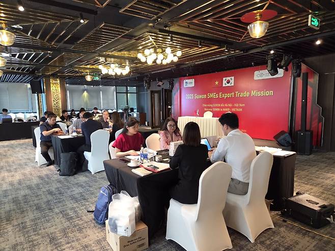 수원시가 ‘2025년 중소기업 베트남·싱가포르 수출판매개척단’을 구성해 베트남 하노이와 싱가포르 현지에서 수출 상담회를 운영했다. 수원시 제공