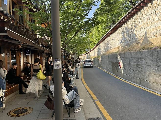서순라길의 음식점들은 대부분 야외 테이블과 테라스를 컨셉으로 한다./사진=김유진 기자
