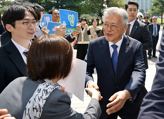 문재인 전 대통령이 25일 국회에서 열린 4·27 남북 판문점선언 7주년 기념식에 참석하며 인사를 나누고 있다. 문재원 기자