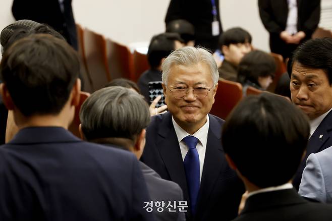 문재인 전 대통령이 25일 서울 여의도 국회도서관에서 열린 4·27판문점선언 7주년 기념식을 마치고 참석자들과 인사를 나누고 있다. 문재원 기자