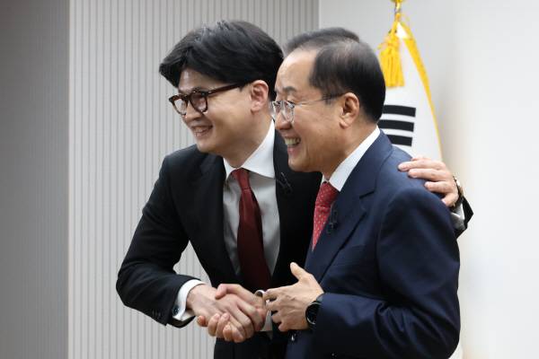 국민의힘 한동훈, 홍준표 대선 경선 후보가 지난 23일 서울 여의도 국민의힘 중앙당사에서 열린 2차 경선 토론회 미디어데이에서 포즈를 취하고 있다. 국회사진기자단