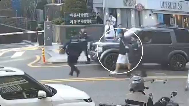 This photo distributed by the Seoul Metropolitan Police Agency shows a man suspected of running an illegal gambling website being apprehended by police officers in Seoul on Wednesday. (Yonhap)