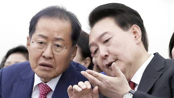 President Yoon Suk Yeol, right, speaks to Daegu Mayor Hong Joon-pyo during an event at the Daegu Expo on Nov. 7, 2023. [YONHAP]
