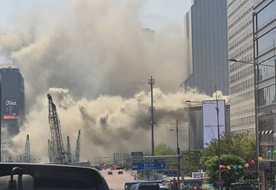 Billows of black smoke is seen issuing from Coex in Gangnam District, southern Seoul as a fire broke out at the convention center on April 25. [YONHAP]