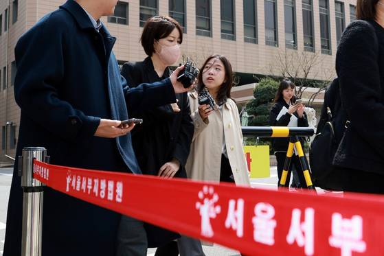 Moon Da-hye, daughter of former President Moon Jae-in, arrives at the Seoul Western District Court in Mapo District, western Seoul, on April 17. [YONHAP]