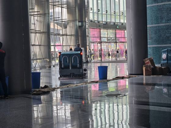 Cleaners and authorities inspect the interior of Coex after a a fire that broke out at the convention center in Gangnam District, southern Seoul on April 25. [LEE SU-MIN]