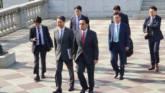 Finance Minister Choi Sang-mok, right in the front row, and Industry Minister Ahn Duk-geun, left, are seen leaving the U.S. Department of the Treasury in Washington on April 24 after the first round of tariff talks. [KANG TAE-HWA]