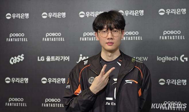 ‘바이퍼’ 박도현이 24일 오후 7시 서울 종로구 롤파크 LCK 아레나에서 열린 ‘2025 LCK’ 정규시즌 1라운드 OK저축은행 브리온과 경기가 끝난 뒤 쿠키뉴스와 만나 인터뷰하고 있다. 김영건 기자