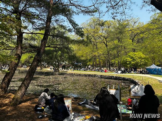 25일 제58회 단종문화제가 열린 강원 영월군 장릉 일대에서 백일장과 사생대회 참가자들로 붐비고 있다. 