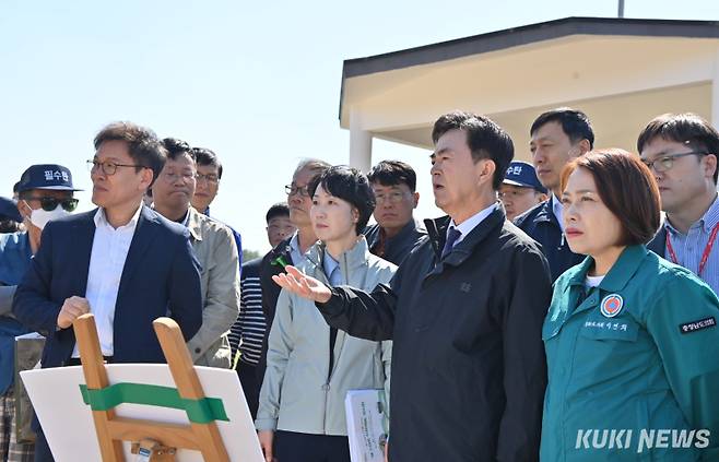 충남도 농업기술원은 25일 기술원 내 논포장에서 김태흠 지사를 비롯해 이덕준 들녘경영체충남연합회장, 벼농사연구회 등 유관단체와 농업인 200여 명이 참석한 가운데 ‘벼 직파재배 연시회’를 가졌다.
