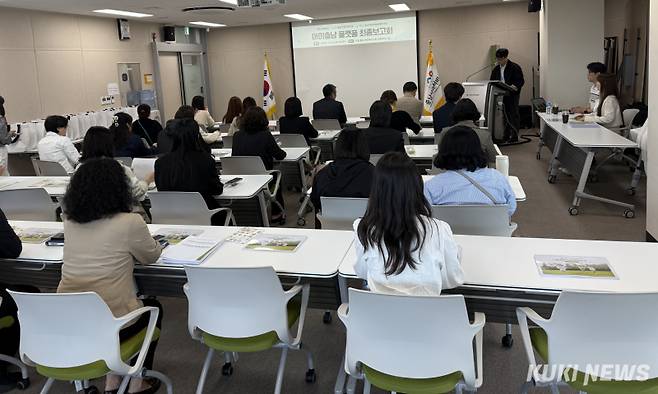 충남도는 25일 충남사회서비스원 교육세미나실에서 ‘충남 온종일 아동돌봄 통합플랫폼 최종보고회’를 열고, 서비스 정식 개통을 알렸다.&nbsp;