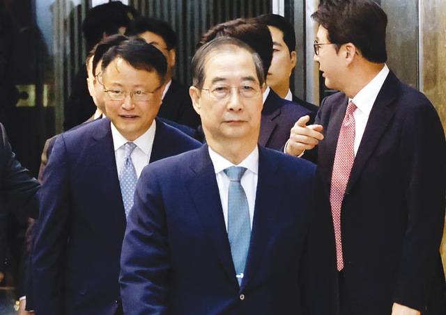 한덕수 대통령 권한대행이 24일 2025년도 제1회 추가경정예산안에 대한 정부 시정연설을 하기 위해 국회 본회의장으로 들어가고 있다. 권한대행의 국회 시정연설은 46년 만이다.   이병주 기자