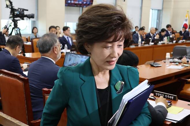 박선영 진실화해를위한과거사정리위원회 위원장이 24일 서울 여의도 국회에서 열린 행정안전위원회 전체회의에서 '5·18 북한군 개입설'과 관련한 답변을 이유로 퇴장당하고 있다. 박 위원장은 '5·18 북한군 개입설'에 대한 인식을 묻는 질문에 "진실 여부를 모른다"고 답했다. 연합뉴스