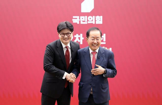 23일 서울 여의도 국민의힘 중앙당사에서 열린 2차 경선 토론회 미디어데이에서 국민의힘 한동훈, 홍준표 대선 경선 후보가 맞수 토론 대상으로 지명을 한 후 기념 촬영하고 있다. 연합뉴스