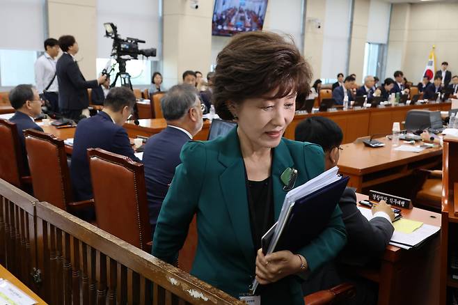 박선영 진실화해를위한과거사정리위원회 위원장이 24일 서울 여의도 국회에서 열린 행정안전위원회 전체회의에서 퇴장당하는 모습. 연합뉴스