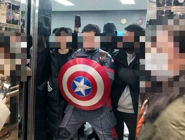 지난 2월 10일 서울 중구 국가인권위원회 건물에서 윤석열 대통령 지지자가 14층 엘리베이터 앞을 막고 서 있다. 뉴시스