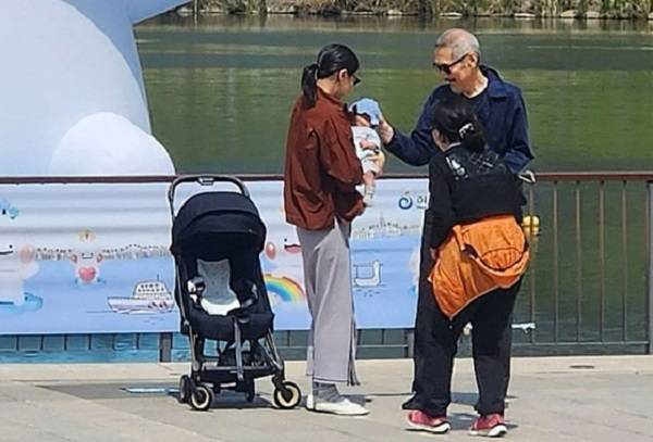 공원 산책 중 사진이 찍힌 배우 김민희(왼쪽)와 홍상수 감독. 온라인 커뮤니티 캡처