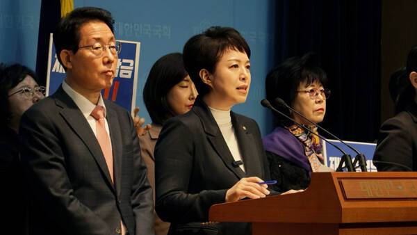 국민의힘 김은혜 의원(경기 분당을)이 국회 소통관에서 기자회견을 열고 재건축 초과이익 환수제(재초환)의 전면 폐지 국민청원에 5만 명 이상의 국민이 동의했다며 즉각적인 국회 심사 착수를 촉구했다. 김은혜 의원실 제공