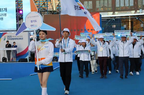 25일 오후 전남 목포종합경기장에서 열린 2025 전국생활체육대축전 개회식에서 22연속 최다 종목 우승에 도전하는 경기도 선수단이 입장하고 있다.경기도체육회 제공