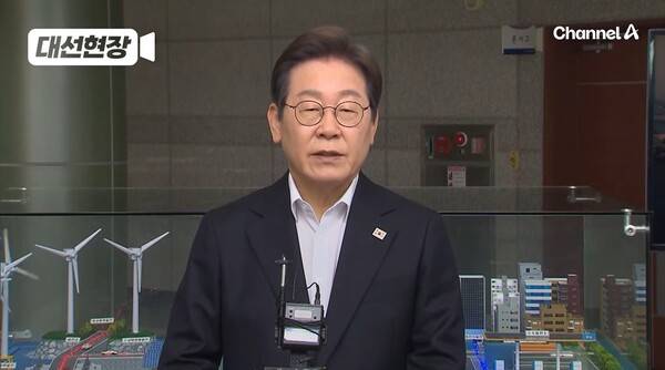 ▲이재명 더불어민주당 대선 경선 후보가 지난 24일 전북 새만금 농어촌공사 현장간담회 후 백브리핑에서 원전문제와 관련해 필요성과 위험성 어느 한쪽만 선택하지 못한다고 모호한 답변을 내놓고 있다. 사진=채널A 대선현장 영상 갈무리