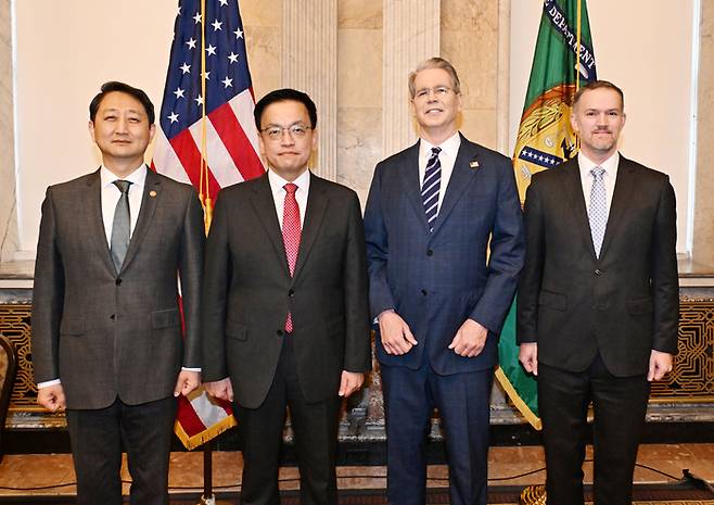 한-미 2+2 통상협의 시작
    (서울=연합뉴스) 주요 20개국(G20) 재무장관회의 및 국제통화금융위원회(IMFC)‘에 참석차 미국 워싱턴D.C를 방문중인 최상목 부총리 겸 기획재정부 장관이 안덕근 산업통상자원부 장관과 함께 24일(현지시간) 미국 워싱턴 DC 재무부에서 열린 ’한-미 2+2 통상협의(Trade Consultation)‘에서 기념 촬영하고 있다.
     (왼쪽부터) 안 산업부 장관, 최 부총리, 스콧 베센트 미 재무장관, 제이미슨 그리어 미국무역대표부(USTR) 대표. 2025.4.24 
    [기획재정부 제공. 재판매 및 DB 금지]
    hkmpooh@yna.co.kr
(끝)


<저작권자(c) 연합뉴스, 무단 전재-재배포, AI 학습 및 활용 금지>