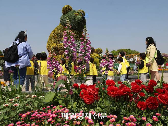 25일 오전 경기도 고양시 일산호수공원에서 개막한 2025 고양국제꽃박람회가 열린가운데 방문객들이 관람을 하고 있다. 2025.4.25[이충우기자]