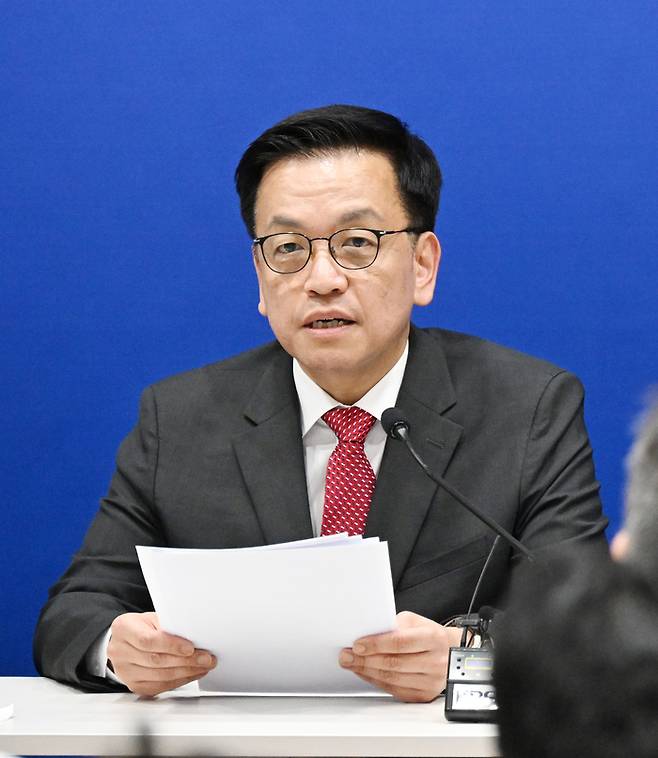 최상목 부총리 겸 기획재정부 장관이 24일(현지시간) 미국 워싱턴DC 주미대사관에서 열린 ‘한미 2+2 통상협의’ 결과 브리핑에서 발언하고 있다. [사진 제공 = 기획재정부]