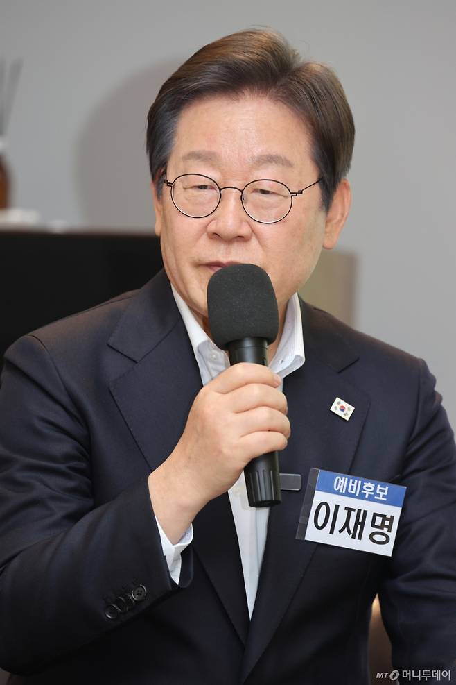 [광주=뉴시스] 이영주 기자 = 이재명 더불어민주당 대선 경선 후보가 24일 광주 전일빌딩245에서 열린 '대한민국 민주화를 이끈 시민들 전일빌딩 방문 및 민주주의 간담회'에서 발언하고 있다. 2025.04.24.leeyj2578@newsis.com /사진=