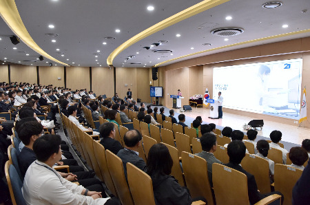 화순전남대병원이 24일  미래의료혁신센터 1층 대강당에서 개원 21주년 기념식을 개최했다./사진=화순전남대병원