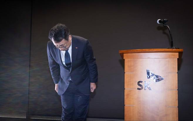 유영상 SK텔레콤 대표가 25일 진행된 고객보호 조치 강화 설명회에서 사과 인사를 하고 있다. /사진=SK텔레콤
