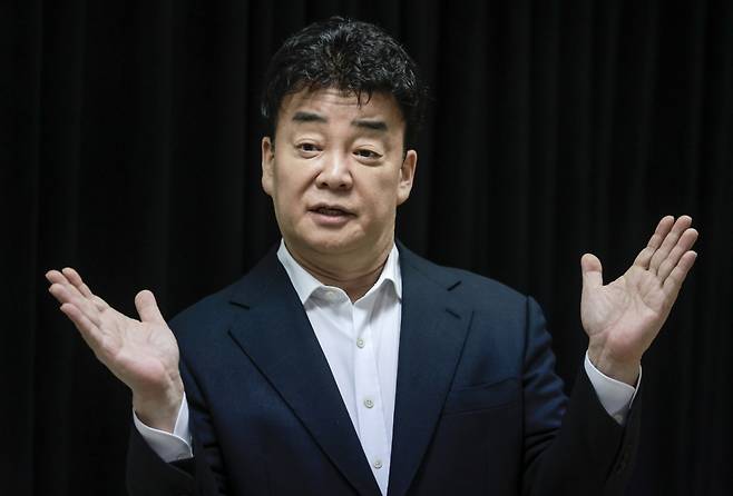 백종원 더본코리아 대표가 지난달 28일 서울 서초구의 한 회의공간에서 열린 더본코리아 주주총회에서 취재진의 질문에 답하고 있다. /사진=뉴시스