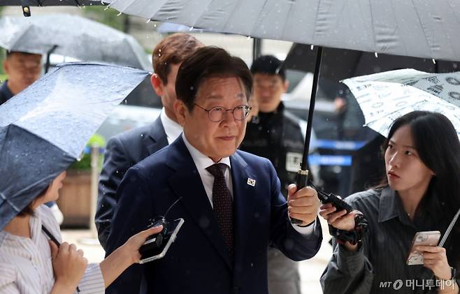 [서울=뉴시스] 김선웅 기자 = 이재명 제21대 대통령 선거 더불어민주당 경선 후보가 22일 서울 서초구 서울 서초구 서울중앙지법에서 열린 대장동 배임 및 성남FC 뇌물 의혹 사건 75차 공판에 출석하고 있다. 2025.04.22. mangusta@newsis.com /사진=김선웅
