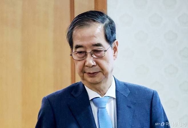 [서울=뉴시스] 최진석 기자 = 한덕수 대통령 권한대행 국무총리가 21일 정부서울청사에서 열린 경제안보전략 태스크포스(TF) 회의에 참석하고 있다. (대통실통신사진기자단) 2025.04.21. myjs@newsis.com /사진=최진석