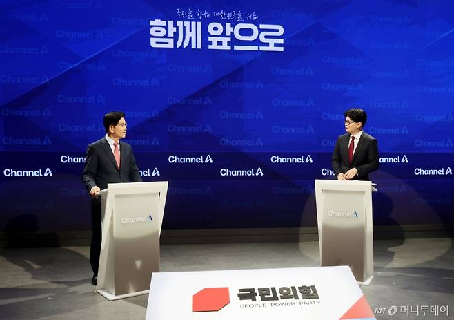 [서울=뉴시스] 국회사진기자단 = 제21대 대통령 선거 국민의힘 2차 경선 진출자인 김문수(왼쪽), 한동훈 후보가 24일 서울 종로구 동아미디어센터 채널A 오픈스튜디오에서 열린 2차 경선토론회 1:1 맞수 토론에 앞서 대화하고 있다. 2025.04.24. photo@newsis.com /사진=