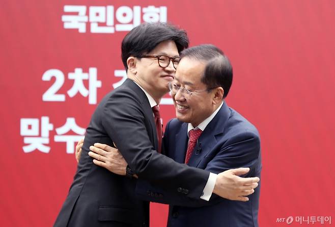 [서울=뉴시스] 국회사진기자단 = 한동훈(왼쪽), 홍준표 제21대 대통령 선거 국민의힘 경선 후보가 23일 서울 여의도 국민의힘 중앙당사에서 열린 2차 경선토론회 미디어데이에서 서로를 1:1 맞수 토론 상대로 선택한 뒤 포옹하고 있다. 2025.04.23. photo@newsis.com /사진=
