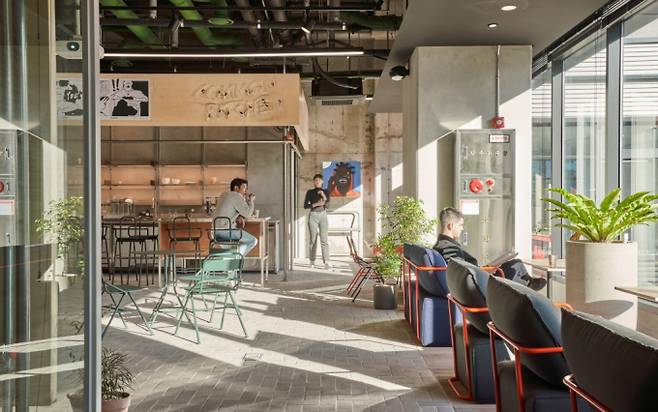 커뮤니티 형성과 생활 편의시설이 코리빙하우스의 큰 장점으로 꼽힌다. 사진은 지웰홈스 왕십리의 커뮤니티 라운지. /사진 제공=신영