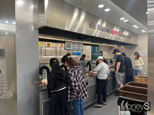 고객들이 쿠우쿠우 매장 중앙에 있는 '육해진미' 코너에서 개인 그릴로 육류와 해물류를 굽고 있다. /사진=차봉주 기자